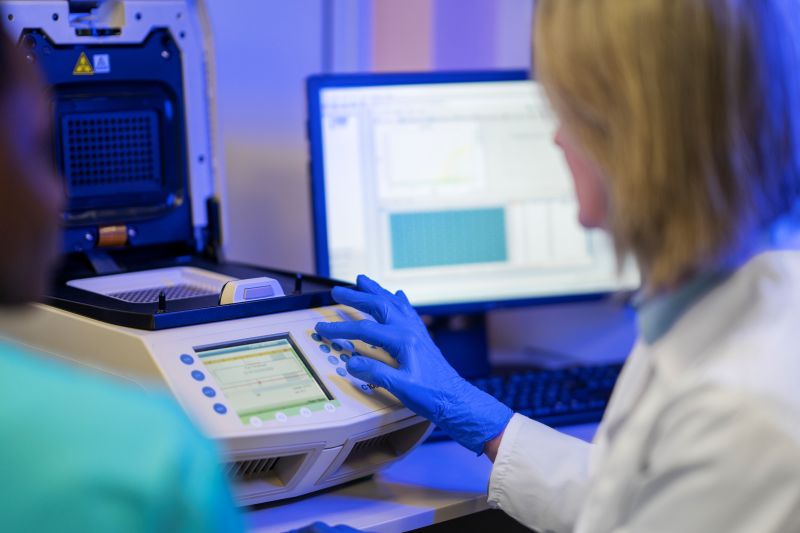 Personal de laboratorio usando un espectrofotómetro